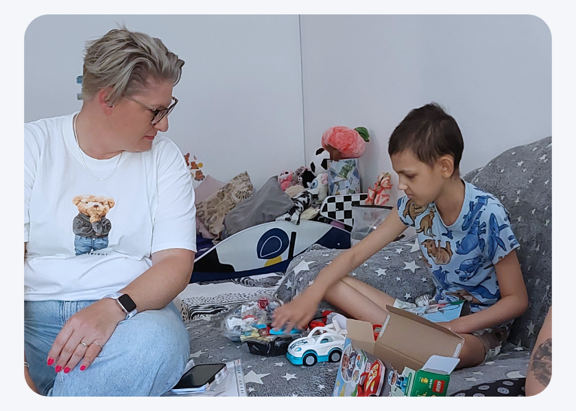 Gyuszikát a gyermekkori agydaganattal küzdő kisfiút, LEGO DUPLO-val leptük meg 10. születésnapja alkalmából.