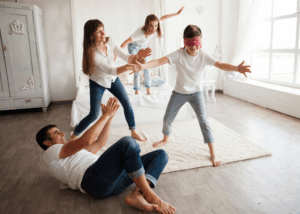 A családi együttlétek során végzett játékok erősítik a családi köteléket, növeli a gyermekek életörömét és támogatja a jóllétet.