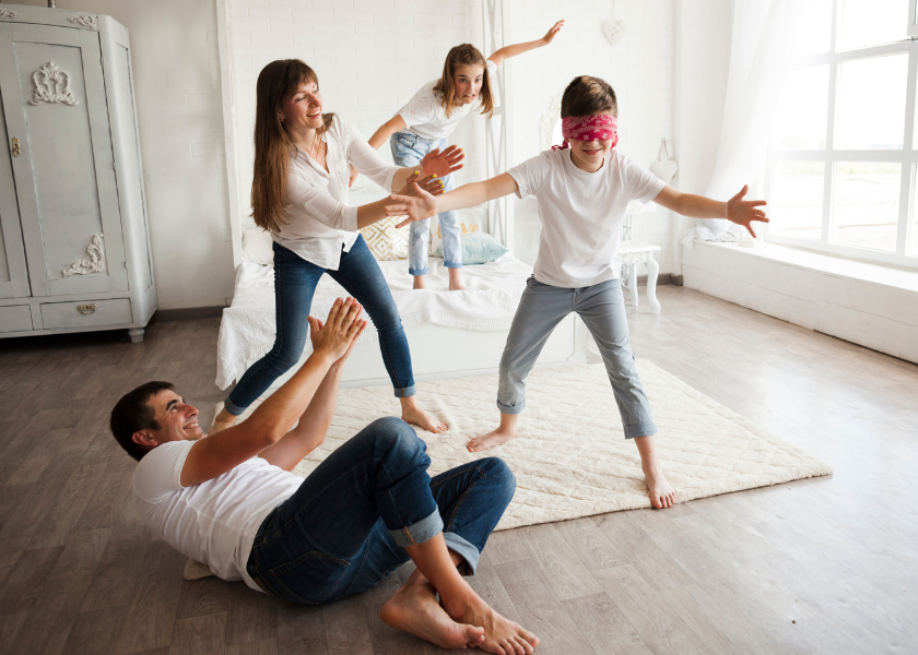 A családi együttlétek során végzett játékok erősítik a családi köteléket, növeli a gyermekek életörömét és támogatja a jóllétet.