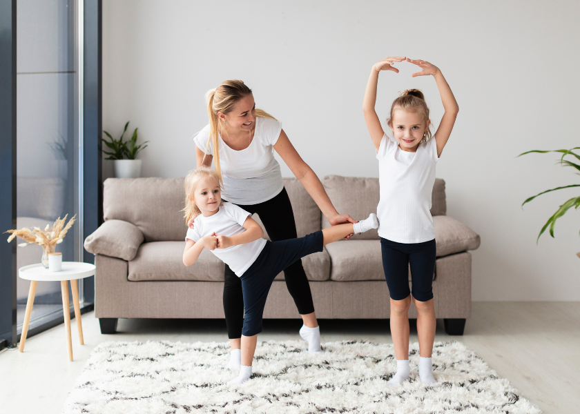 A gyermekek mozgással járó játékokon keresztül fejlesztik testi és lelki egészségüket, ami kulcsfontosságú a gyógyulásukhoz és a mindennapi életükhöz.