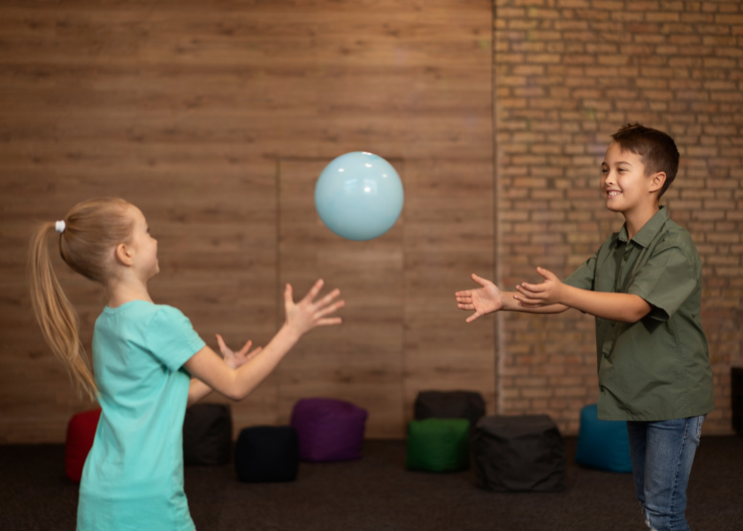 Otthoni mozgásos játékok gyerekeknek: támogatják a gyermekek rehabilitációját és segítenek megőrizni a fizikai aktivitásukat még betegség vagy ágyhoz kötöttség esetén is.