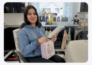 A műtét következtében Kiara elvesztette bal szemének látását, mégis mosolygós maradt.